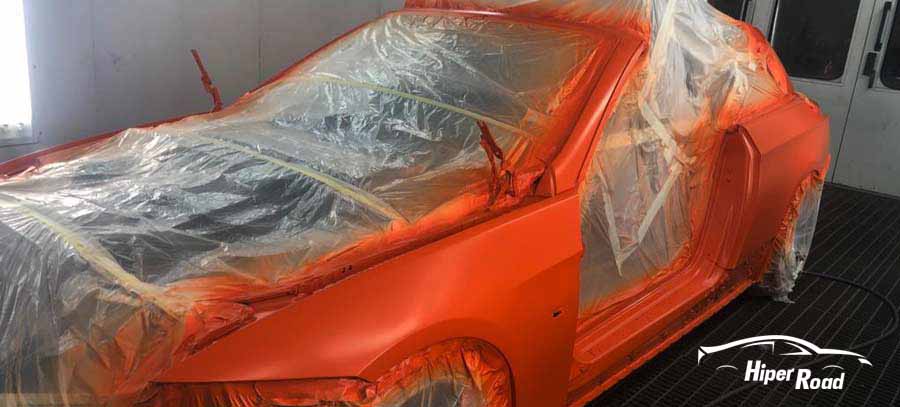 pintar coche naranja en taller chapa-pintura