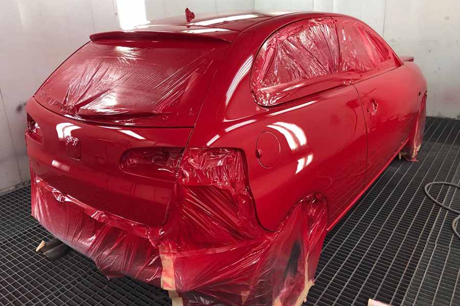 coche rojo preparado para pintarlo en el taller 